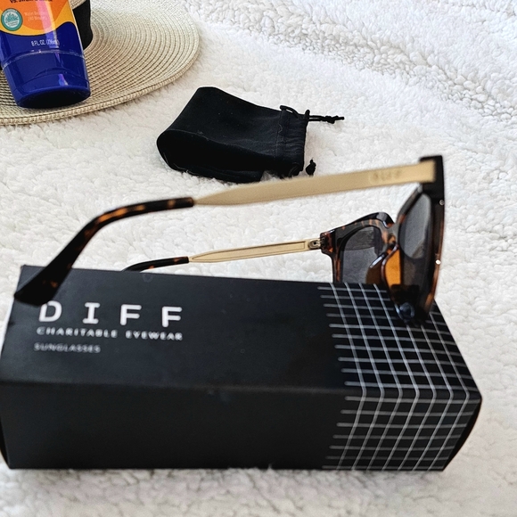 Diff Charitable Tortoise-Shell Sunglasses - Picture 3 of 4